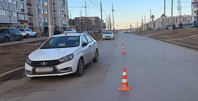 В Ижевске перебегающая дорогу 14-летняя девочка попала под колёса машины
