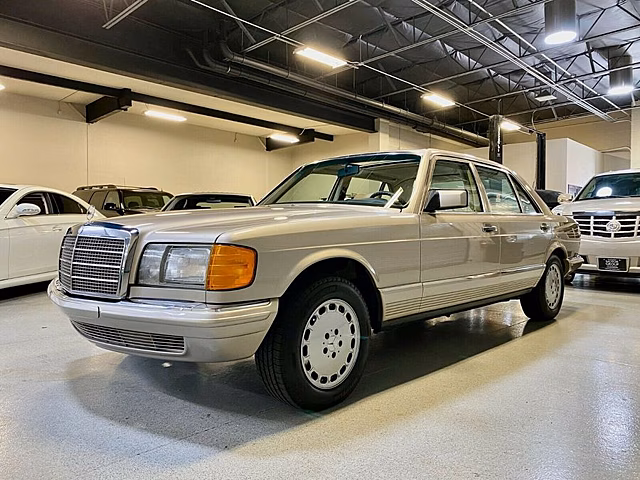 Капсула времени: Mercedes-Benz W126 с пробегом 4700 километров и одним владельцем