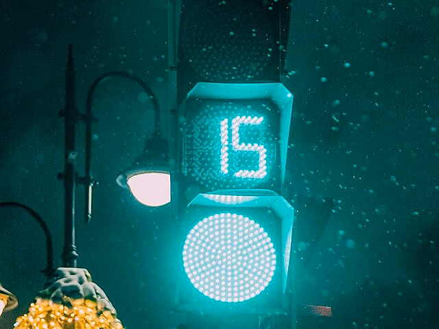 Светофоры по 85 адресам в Москве будут переведены на зимний режим работы