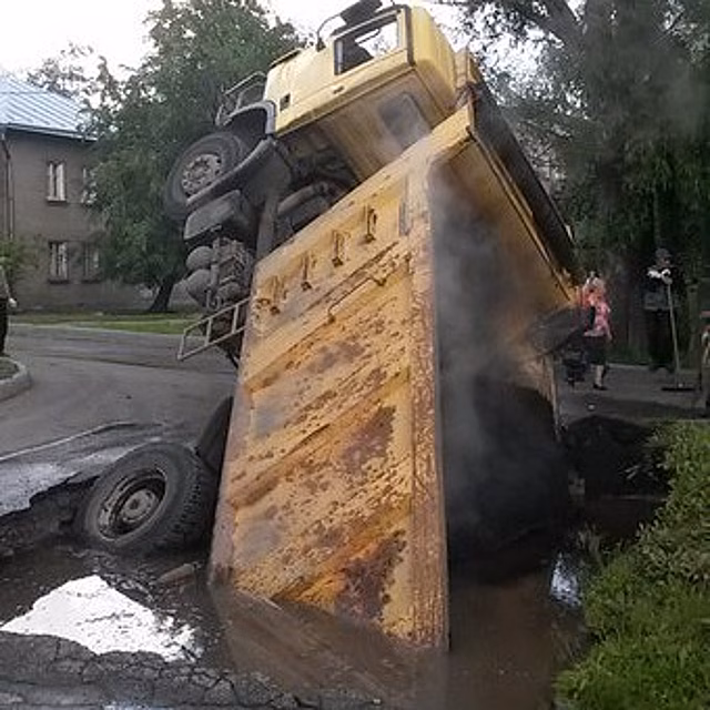 В Петербурге фура с асфальтом провалилась в огромную дыру в асфальте