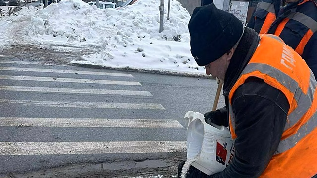Подрядчики борются с гололедом на тротуарах