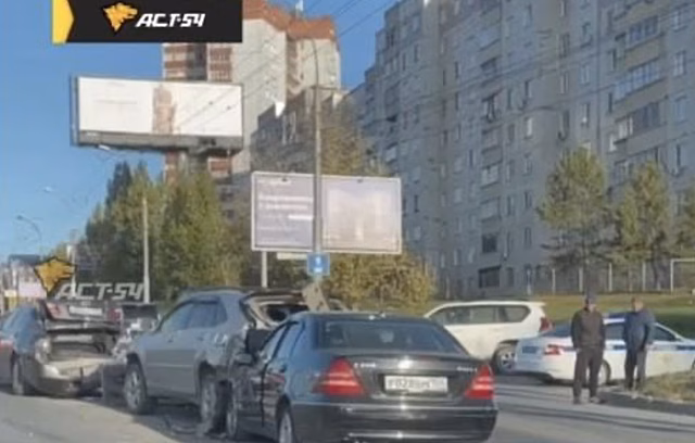 Три автомобиля попали в аварию на улице Ватутина в Новосибирске