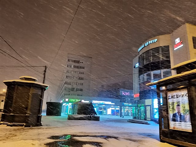 В Петербург пришла метель: горожане застревают в пробках и попадают в ДТП