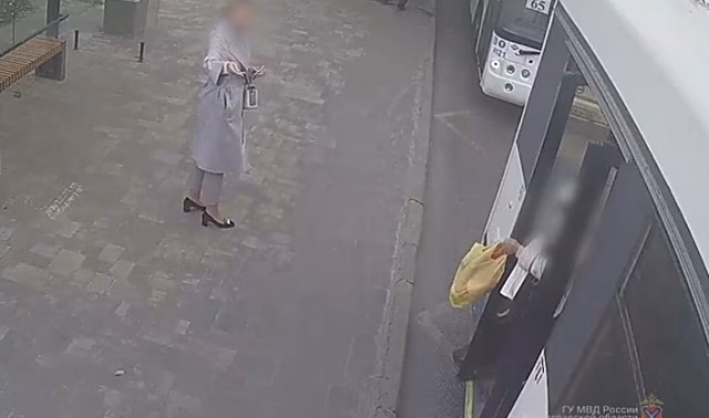 В Волгограде пенсионерка выпала из троллейбуса на проезжую часть