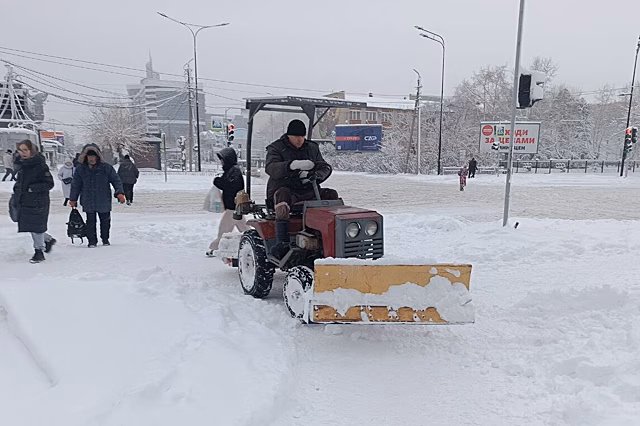 В Благовещенске ввели режим ЧС из-за снежной "бури столетия"