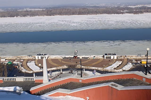 Снег тает, город оживает: весенний фоторепортаж с улиц Нижнего Новгорода