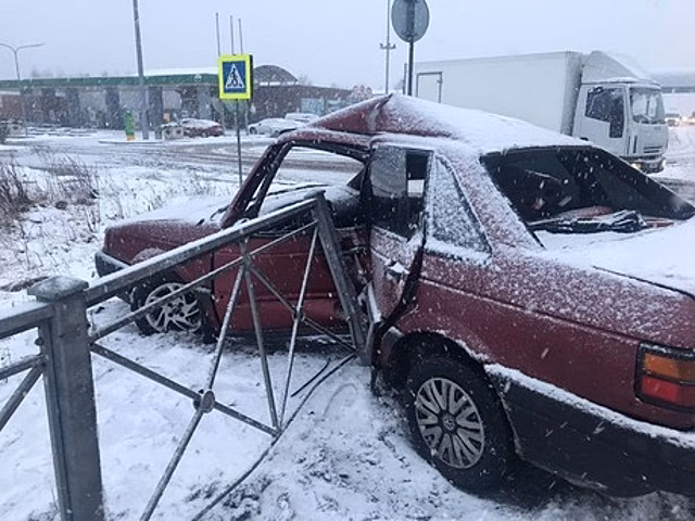 Смяло всю левую половину авто: на Моспроспекте легковушка врезалась в забор