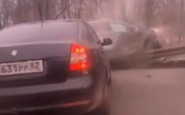 На Ряжском шоссе в Рязани автомобиль врезался дорожное ограждение