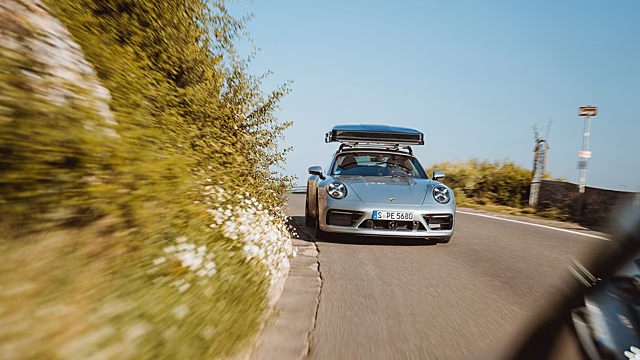 Посмотрите на Porsche 911 с палаткой на крыше