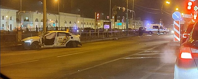 В Петербурге угонщик такси погиб во время погони на Обводном мосту