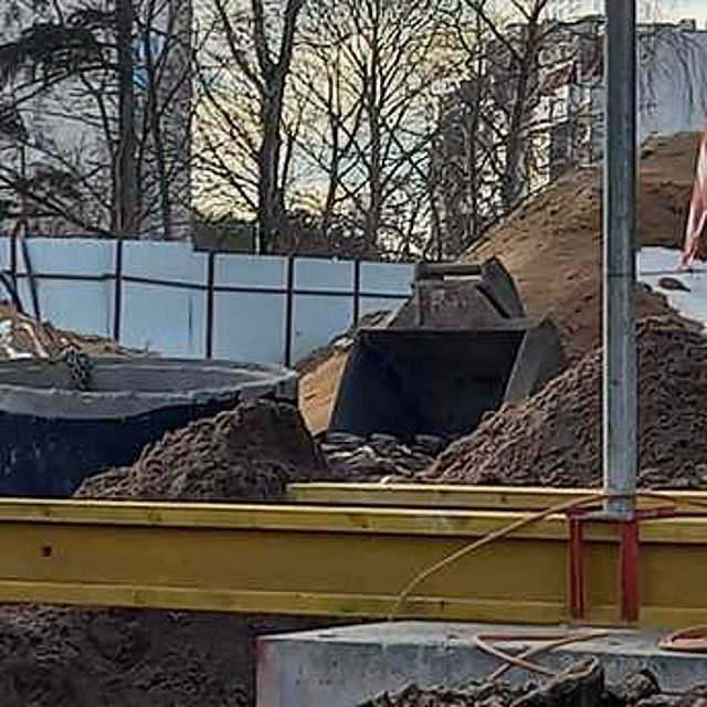 В Калининграде на стройплощадке оторвавшийся ковш экскаватора упал на рабочего