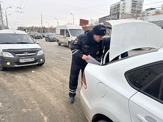 Свердловские инспекторы устроили рейд на таксистов-мигрантов