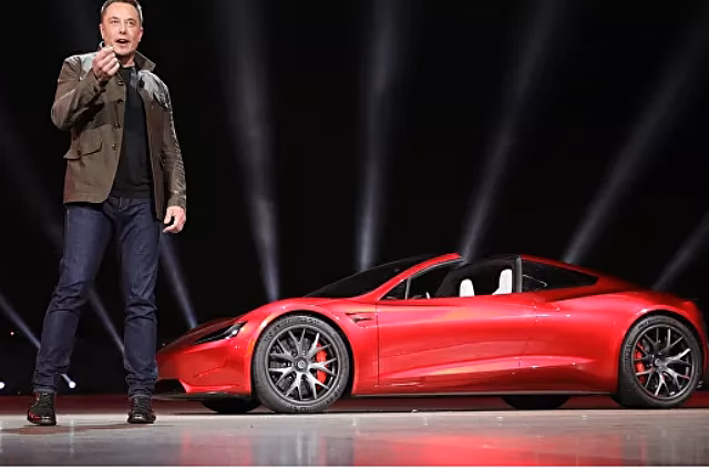 Tesla приостановила работу в Калифорнии