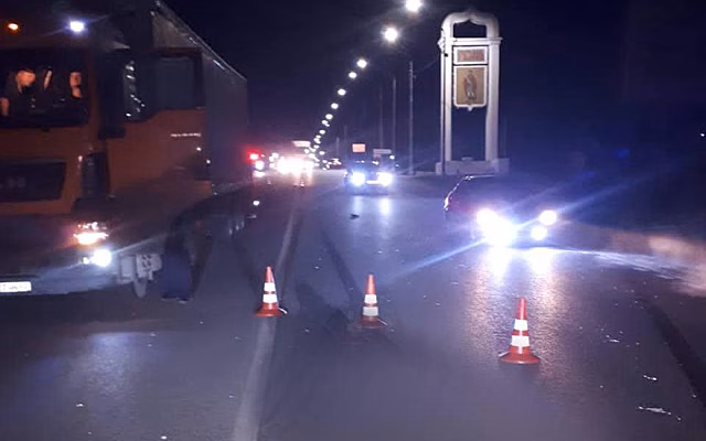 Появились фото с места смертельного наезда фуры на 19-летнего москвича в Рязани