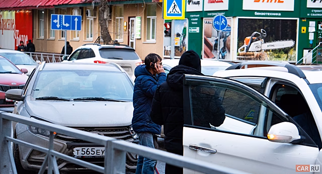 Повисший на краю Октябрьского моста Mercedes напугал новосибирцев
