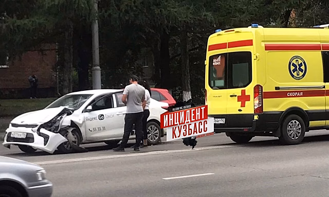 Автомобилист скрылся с места аварии с такси и полицией в Кемерове