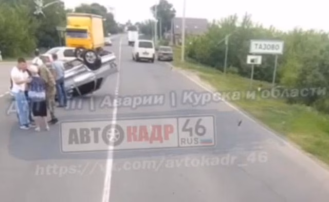 В Курске в перевернувшемся авто пострадал 21-летний водитель
