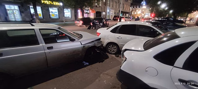 В центре Саратова «ВАЗ» протаранил пять автомобилей возле ТОЦ «Европа-Сити»