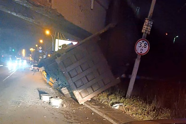 В Екатеринбурге грузовик с поднятым кузовом проверил железнодорожный мост на прочность