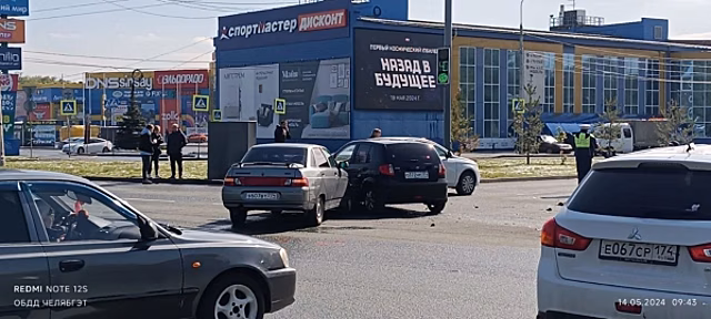В Челябинске произошло массовое ДТП с 5 автомобилями