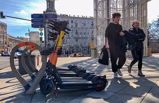Электрические самокаты и велосипеды хотят убрать с тротуаров
