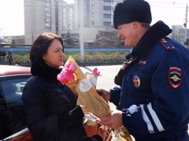 На Ставрополье в канун главного женского дня «Цветочные патрули» возглавили главные автоинспекторы региона