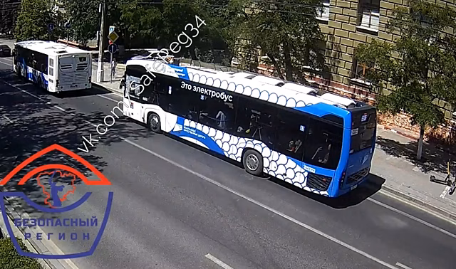 Днем в Центральном районе Волгограда столкнулись автобус и электробус