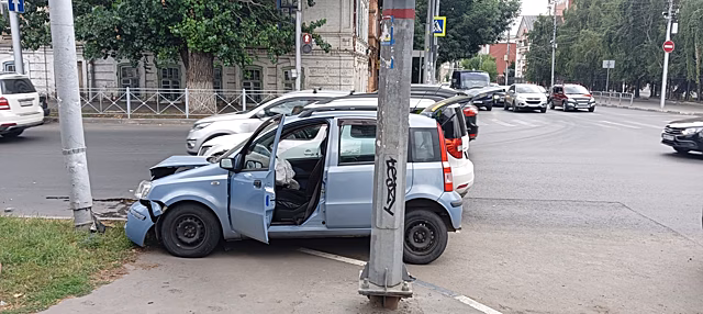 В Саратове «Фиат» влетел в столб после столкновения со «Шкодой». Пострадала женщина