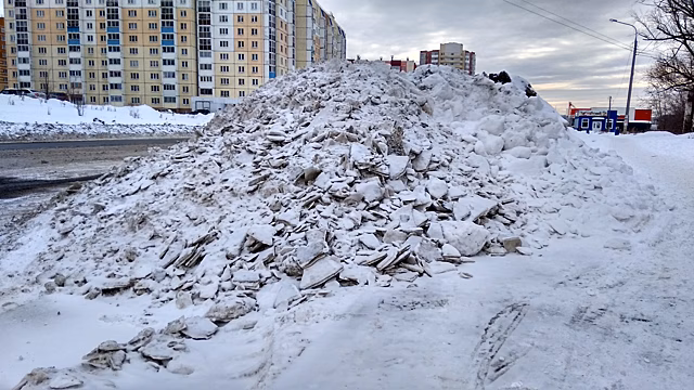 В Челябинске из-за снежных холмов водители не видят пешеходов
