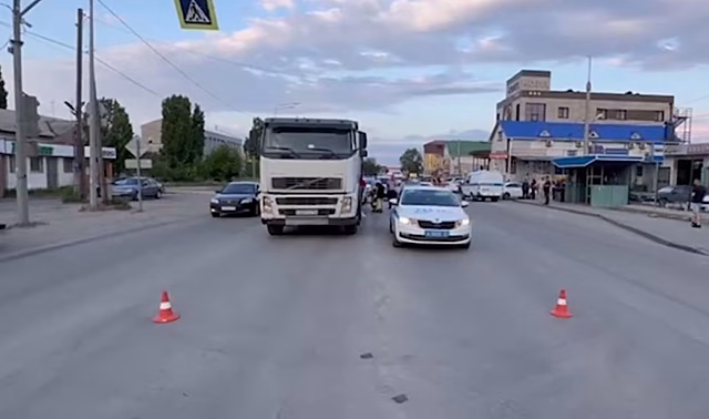 В Волгограде 64-летняя женщина погибла под колесами грузовика
