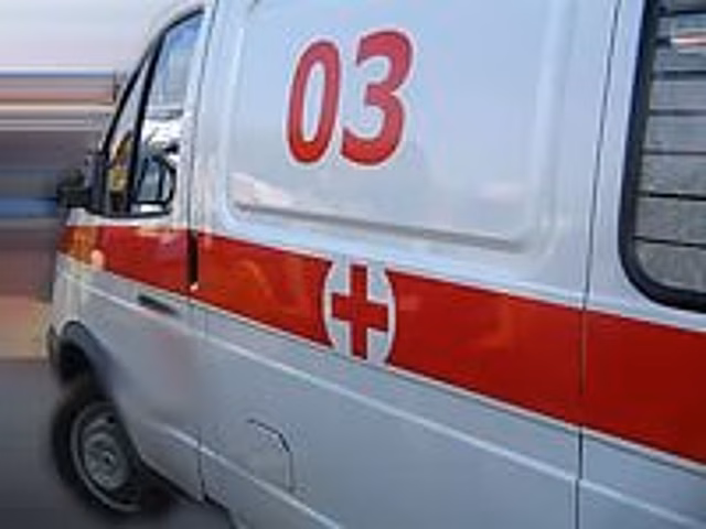 Легковушка протаранила автобус на остановке в Тюмени