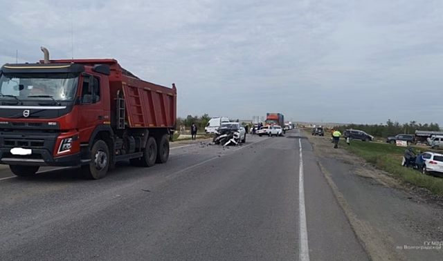 Автоледи, совершая обгон, попала в аварию на трассе под Волгоградом