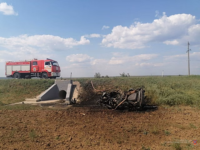 В Волгоградской области «ВАЗ» слетел с дороги и сгорел. Четверо молодых людей госпитализированы