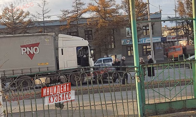 Фура столкнулась с легковушкой в центре Кемерова