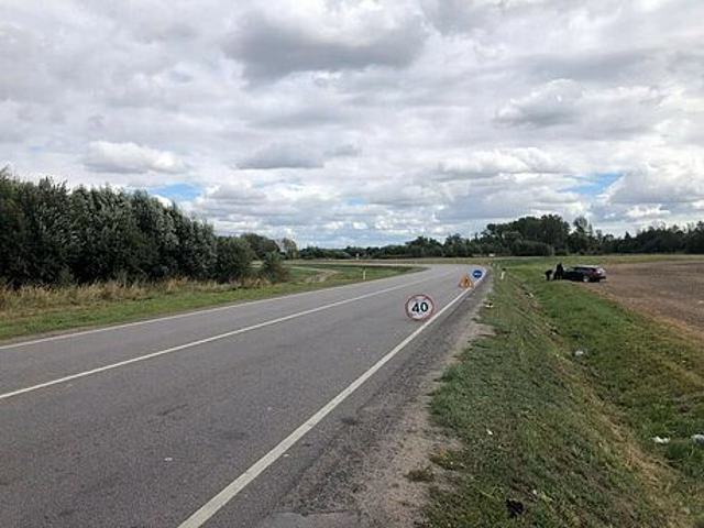 В Нестеровском районе разогнавшаяся легковушка не вписалась в поворот, вылетела в поле и перевернулась