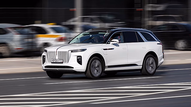 В Hongqi объяснили проблемы с регистрацией машин в России