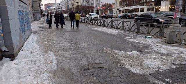 Не для слабонервных: полоса препятствий на тротуарах Екатеринбурга
