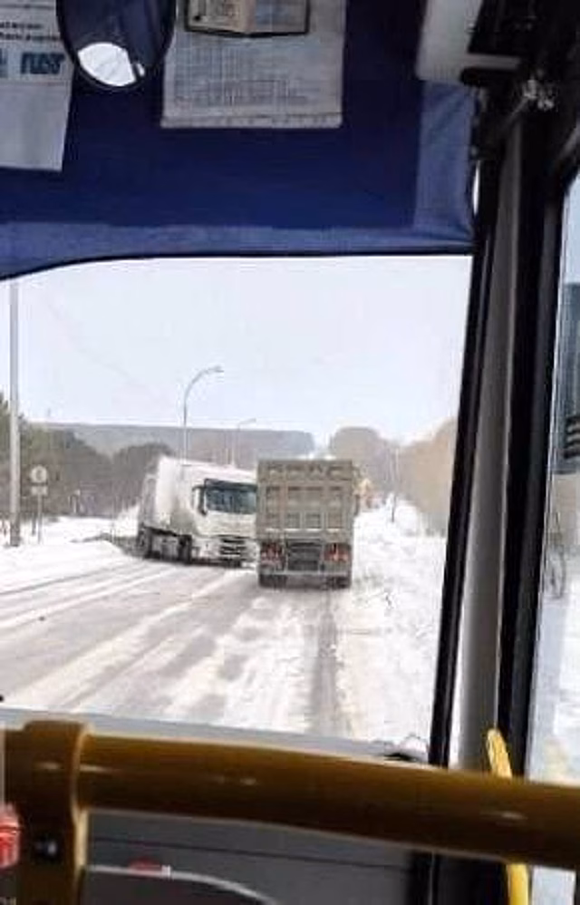 ДТП с фурой известного маркетплейса вызвало огромную пробку на въезде в Кемерово