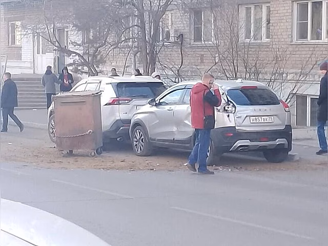 Мусорный контейнер слетел с погрузчика и влетел в машину