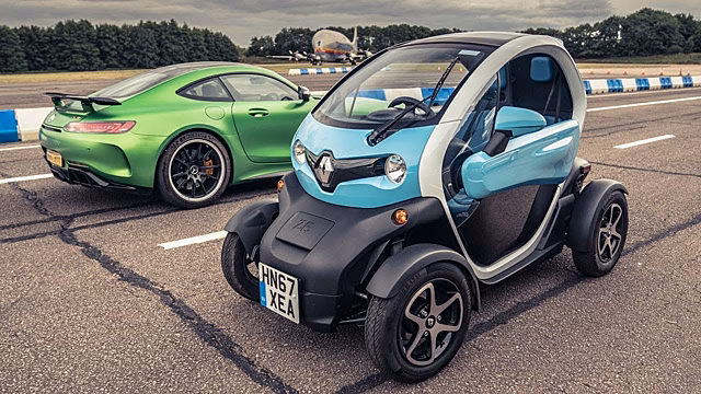 Гонка Mercedes-AMG GT R против электрокара Renault Twizy. Задним ходом