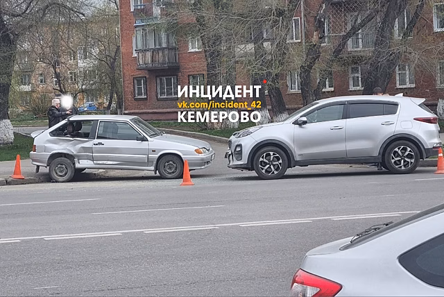 ДТП произошло на оживленной улице в Кемерове