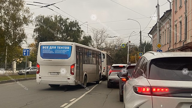 В Вологде рейсовые автобусы создали аварийную ситуацию на дороге