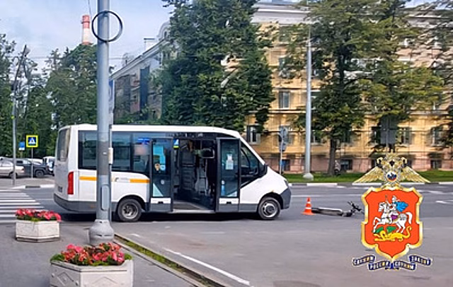 В Подмосковье маршрутка сбила на переходе девушку на самокате