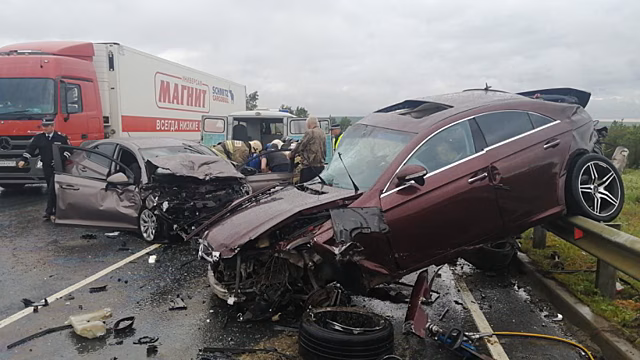 На трассе под Красноармейском насмерть разбились два человека на Mercedes. Еще трое оказались в больнице