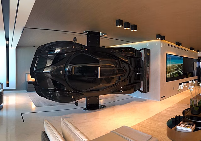 Суперкар Pagani стал частью декора гостиной комнаты