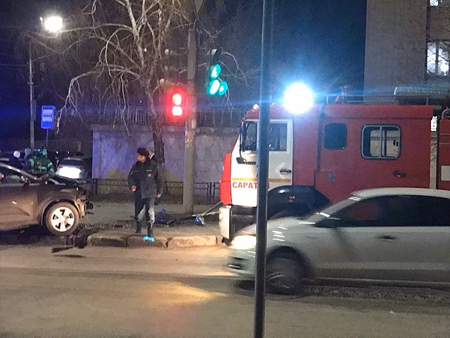 При столкновении двух иномарок в центре Саратова пострадала женщина
