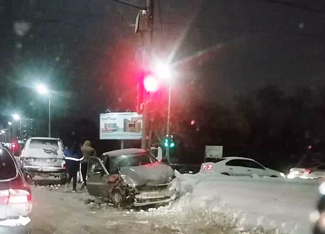 В Оренбурге водитель «Приоры» выехал на перекресток на красный свет