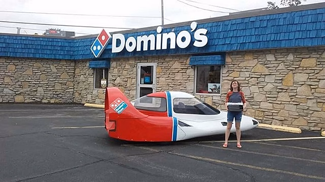 На продажу выставили дорожный «самолет» Domino's для доставки пиццы