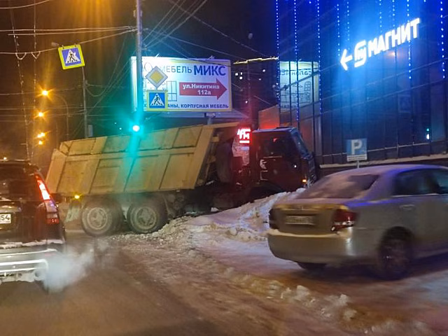КамАЗ потерял управление и врезался в сугроб возле ТЦ в Новосибирске
