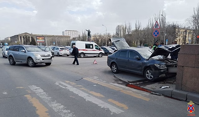 Внедорожник въехал в гранитное ограждение на площади Ленина в Волгограде